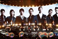 巨大スクリーンに写し出された「三代目J Soul Brothers」メンバー。
