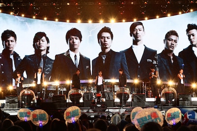 巨大スクリーンに写し出された「三代目J Soul Brothers」メンバー。