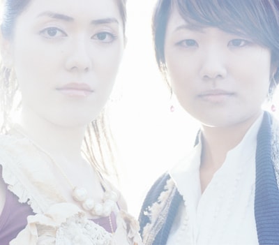 彼女たちの近況は、8月下旬よりアメブロへ引っ越したオフィシャルブログ「Dew便り」でチェックしてみよう（写真は「CRY」ジャケット）。