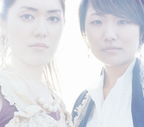 彼女たちの近況は、8月下旬よりアメブロへ引っ越したオフィシャルブログ「Dew便り」でチェックしてみよう（写真は「CRY」ジャケット）。