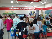 グッズを求めるファンで大にぎわいの「琉神マブヤー」オフィシャルショップ。