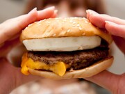 写真はチーズたまごダブルマック。2枚のパティとたまご、チーズ、ベーコンがあふれんばかりにサンドされている（商品は撮影後スタッフがおいしくいただきました）。