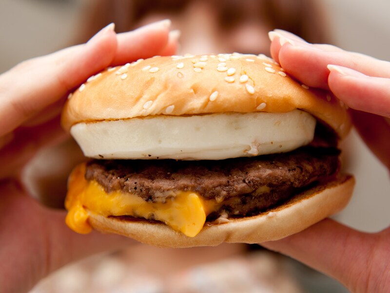 写真はチーズたまごダブルマック。2枚のパティとたまご、チーズ、ベーコンがあふれんばかりにサンドされている（商品は撮影後スタッフがおいしくいただきました）。