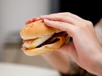 チーズたまごダブルマック（商品は撮影後スタッフがおいしくいただきました）