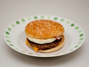 チーズたまごダブルマック（商品は撮影後、スタッフがおいしくいただきました）