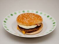 チーズたまごダブルマック（商品は撮影後、スタッフがおいしくいただきました）