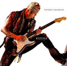 写真はニューシングル「絆 -KIZUNA-」ジャケット。年季の入ったフェンダー・ストラトキャスターをかき鳴らす長渕剛。