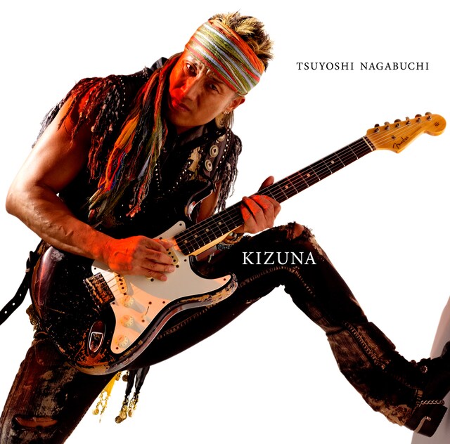 写真はニューシングル「絆 -KIZUNA-」ジャケット。年季の入ったフェンダー・ストラトキャスターをかき鳴らす長渕剛。