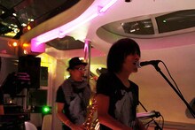 JICOO The Floating Barでパフォーマンスを行う中塚武。