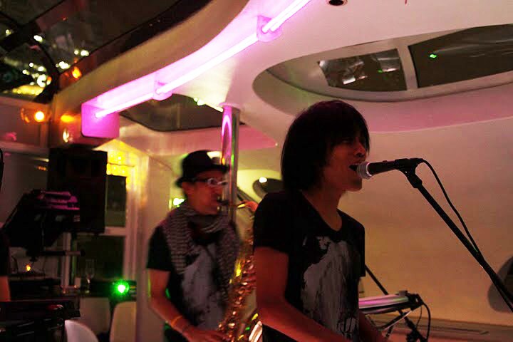 JICOO The Floating Barでパフォーマンスを行う中塚武。