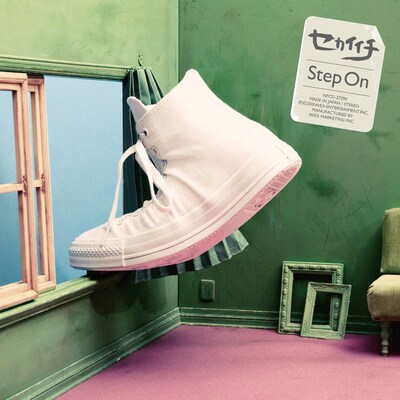 写真はシングル「Step On」のジャケット。10月13日からは着うた、着うたフルの配信も開始。