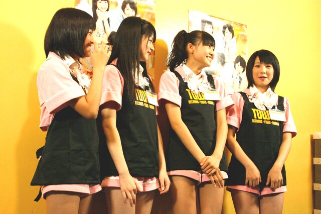 エプロンの丈が短いのは「日本一スカートが短いアイドル」を謳うスマイレージ仕様。