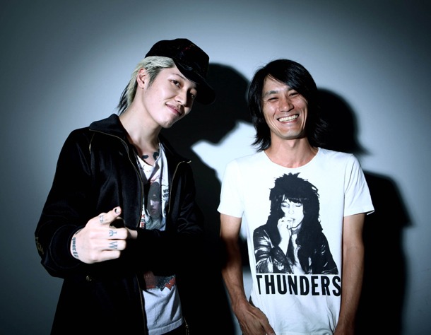 雅-MIYAVI-（左）と百々和宏（右）。