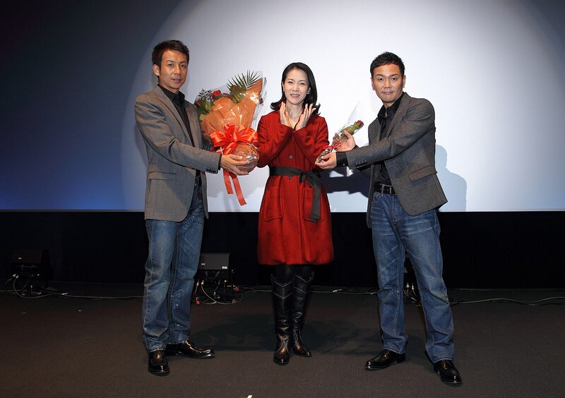 坂本冬美（写真中央）に花束を捧げる我が家の坪倉由幸（左）と谷田部俊（右）。