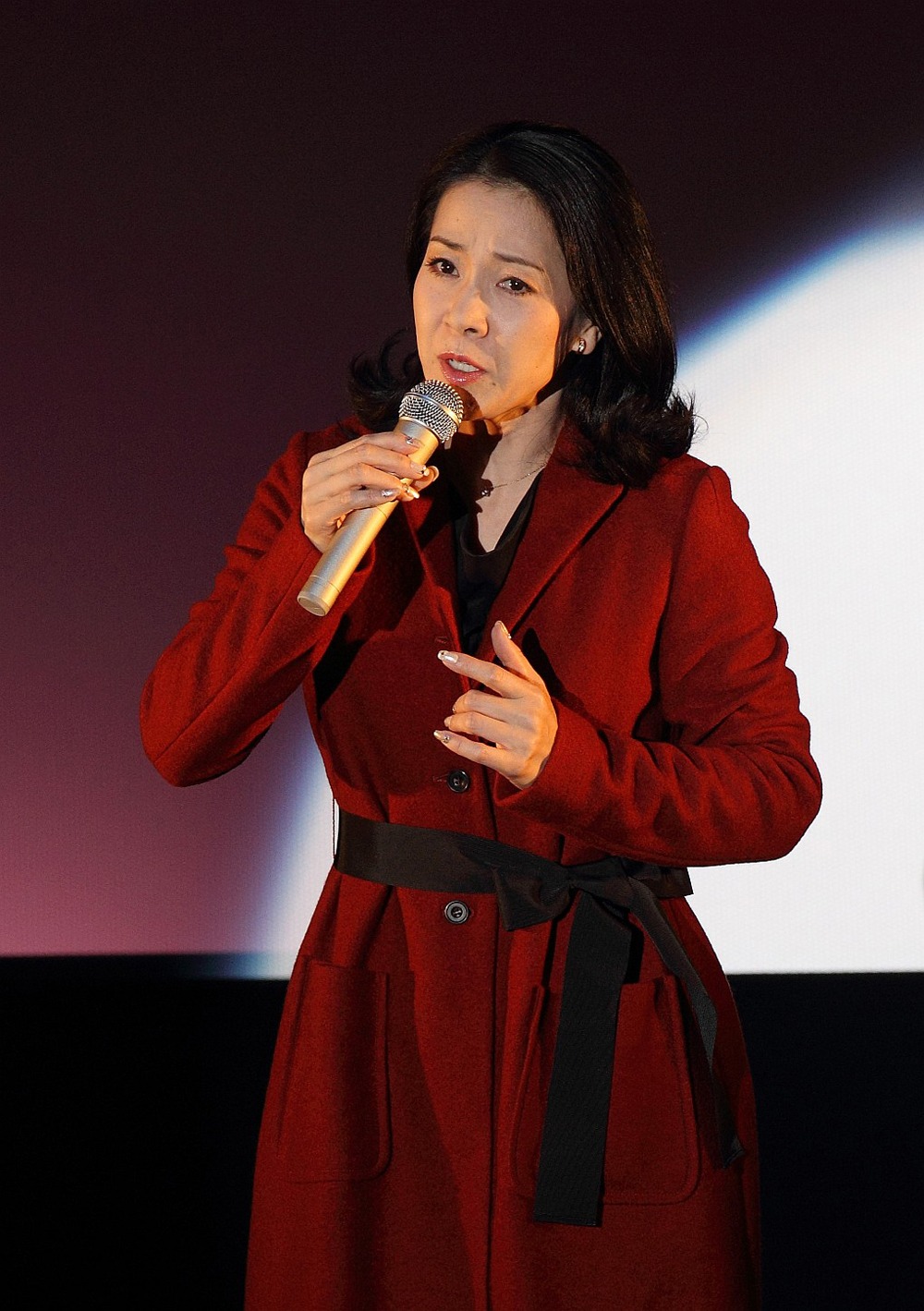 真っ赤なドレスで登壇した冬美。