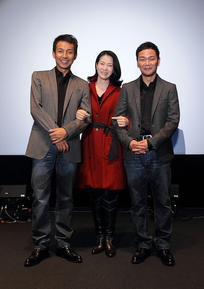 冬美に腕を組まれてテレまくる坪倉＆谷田部。