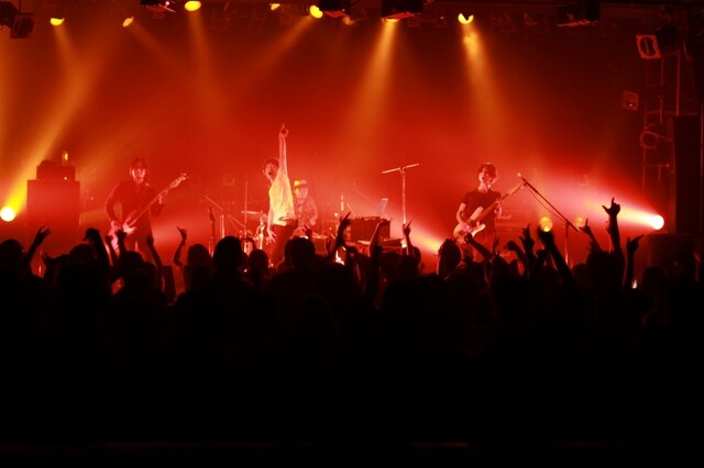 写真は9月20日のLIQUIDROOM ebisuでのライブの模様。