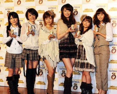 秋らしいファッションで登場したアフタヌーン娘δ。の6人は「ライバルは？」との質問に「（現役の）モーニング娘。と過去の自分たち」とコメント。