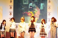 「休憩中はみんなかつらを付けた頭を椅子にこうやって乗っけてたので、異様な光景だったと思います」と撮影時のエピソードを話す飯田圭織。