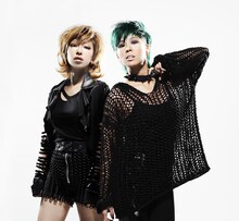 加藤ミリヤ（写真左）とAI（右）。