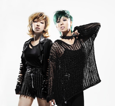 加藤ミリヤ（写真左）とAI（右）。