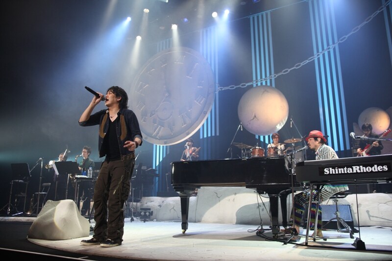 スキマスイッチ史上最多公演数となった今回のツアーでは、最新アルバム「ナユタとフカシギ」の収録曲をすべて演奏した。