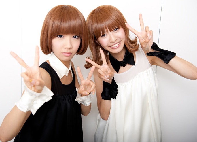 新しい“私服”でダブルピースを決めるレナ（写真左）＆リサ（右）。2人のファッションの変遷にも注目だ。