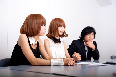 鋭い眼差しでバニラビーンズとは何かを語るちょいワル社長（写真右端）。