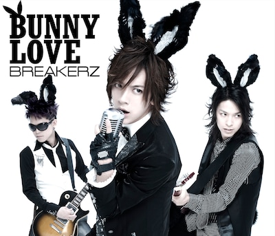 写真はシングル「BUNNY LOVE / REAL LOVE 2010」初回限定盤Aジャケット。