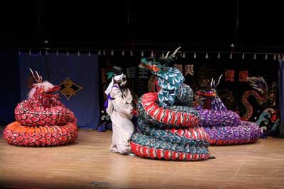 写真は広島県立加計高校芸北分校神楽部の舞台の様子。