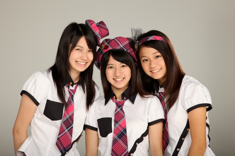 ミニスカート。写真左から森杏奈（なんちゃん）、竹内美宥（みゆみゆ）、島田晴香（はるぅ）。