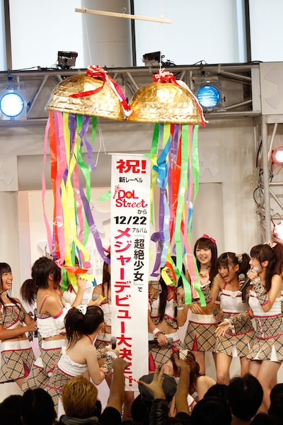 リハーサルのときから天井のくす玉が気になっていたというSUPER☆GiRLSのメンバー。秋田恵里は「（メジャーデビュー決定に）びっくりして声がでないです」と驚いた表情を見せた。