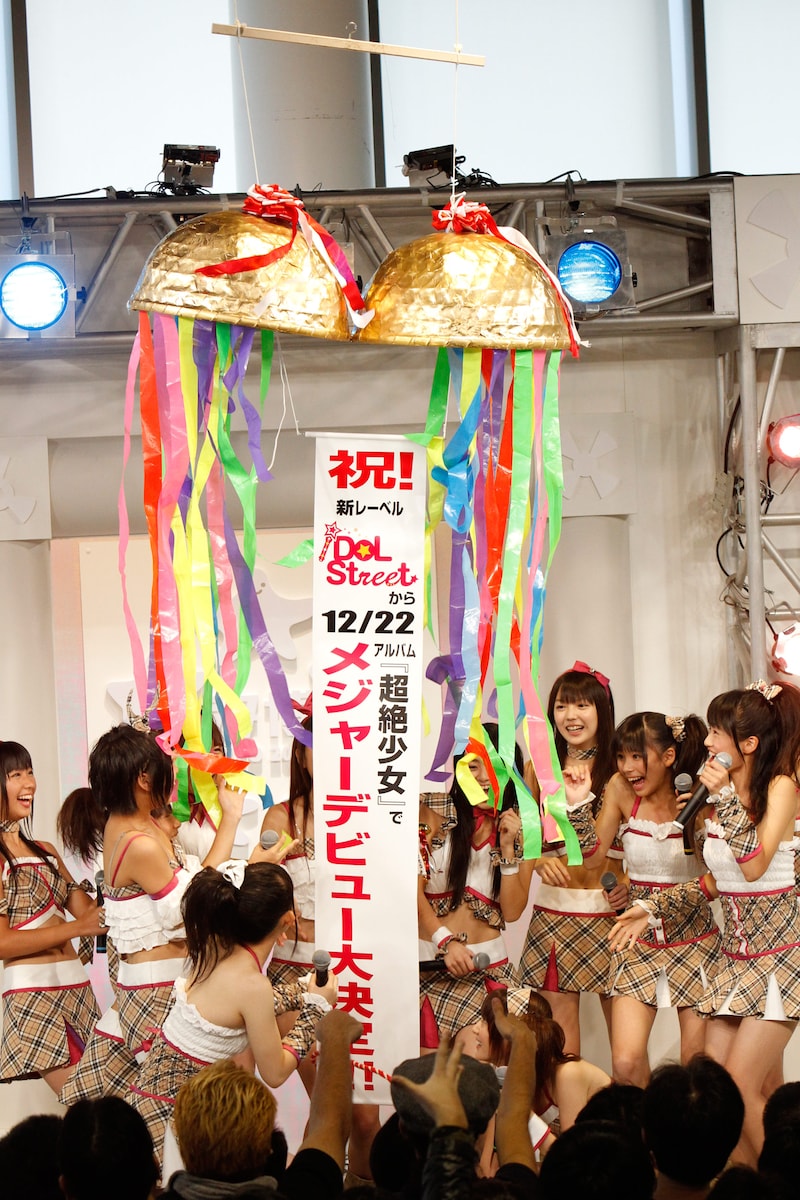 リハーサルのときから天井のくす玉が気になっていたというSUPER☆GiRLSのメンバー。秋田恵里は「（メジャーデビュー決定に）びっくりして声がでないです」と驚いた表情を見せた。