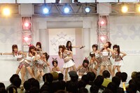 この日のライブでは「NIJIIROスター☆」「絆デイズ」「Be with you」の3曲を披露。これらの楽曲はアルバム「超絶少女」にも収録予定。