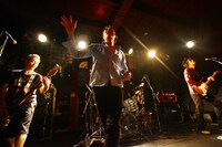 観客を煽る増子兄ィ（写真中央）。