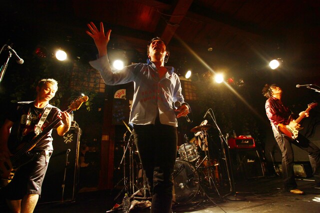 観客を煽る増子兄ィ（写真中央）。