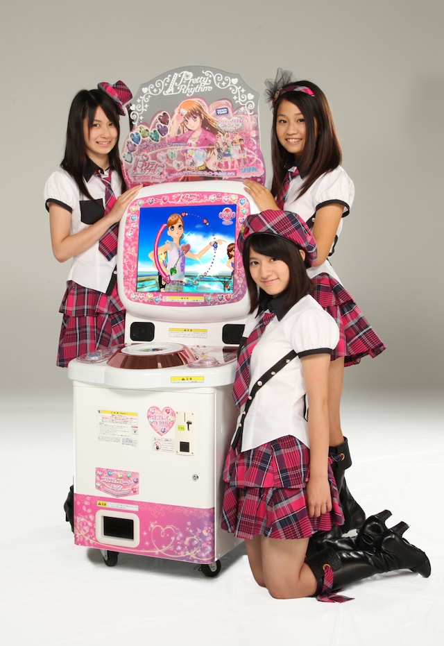 「プリティーリズム・ミニスカート プリズムコレクションシーズン2」筐体を囲むミニスカートのメンバー。