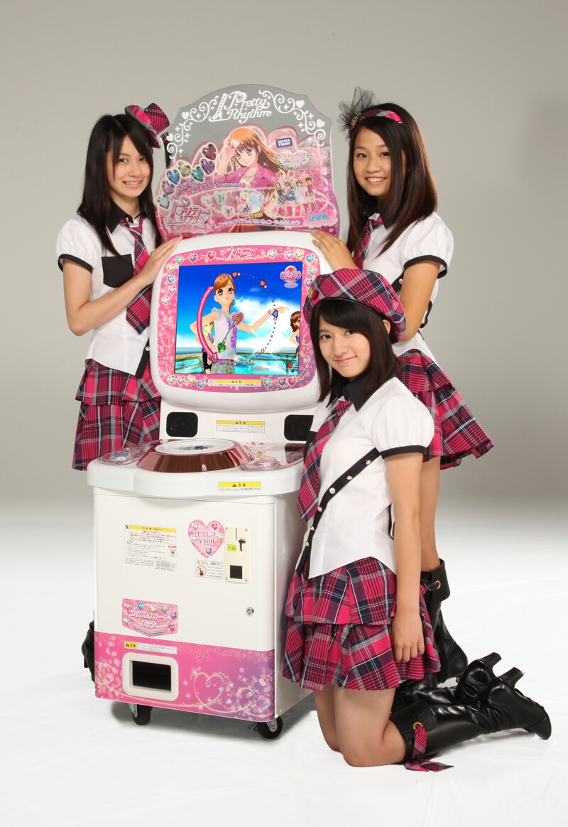 「プリティーリズム・ミニスカート プリズムコレクションシーズン2」筐体を囲むミニスカートのメンバー。