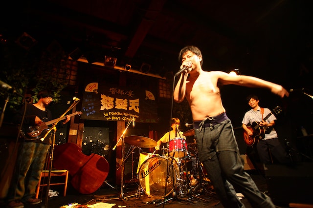 興奮して上半身裸になったハマケン（写真右から2人目）。