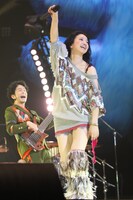 ライブ前日の10月1日は中村正人（写真左）の誕生日。開始早々大勢のファンから「誕生日おめでとう！」と祝福された中村は「ありがとう」とニッコリ笑顔を浮かべた。