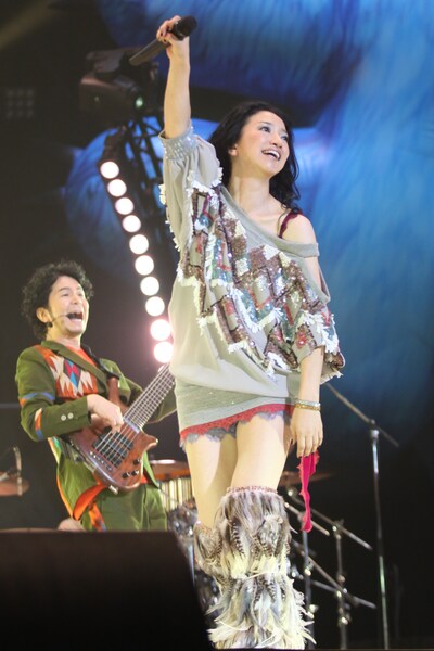 ライブ前日の10月1日は中村正人（写真左）の誕生日。開始早々大勢のファンから「誕生日おめでとう！」と祝福された中村は「ありがとう」とニッコリ笑顔を浮かべた。