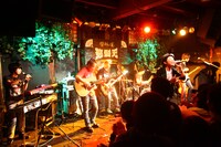 写真は10月2日の京都磔磔ライブの様子。