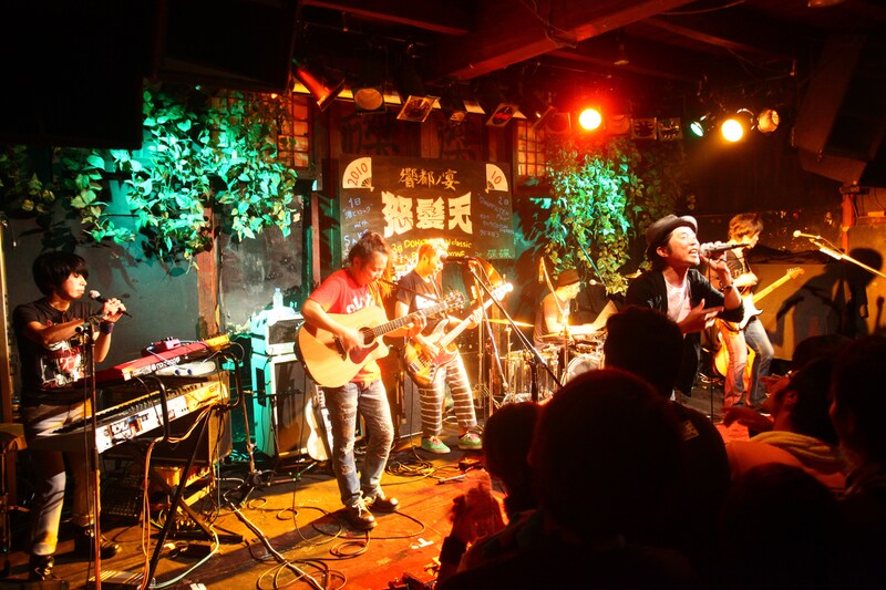 写真は10月2日の京都磔磔ライブの様子。