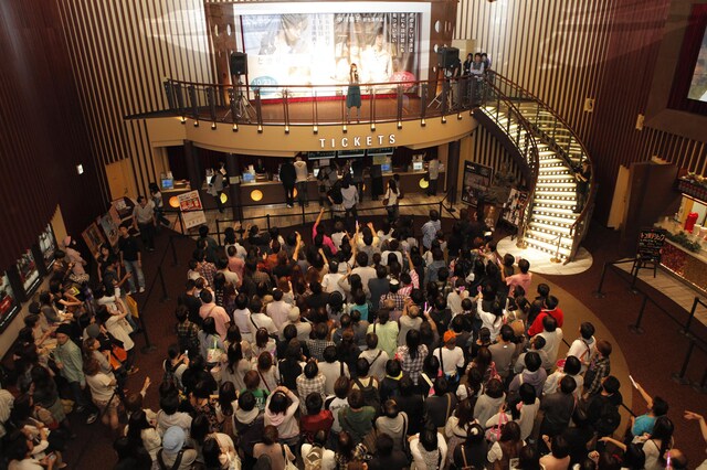 新宿バルト9のロビーには多くの観客が詰めかけた。中にはピンク色のハッピを着た貪欲なファンの姿も。