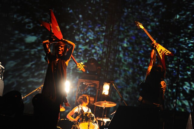 写真は音源化＆映像化される「JAPAN TOUR 2010 2nd STAGE」ファイナル公演の模様。