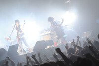 写真は10月2日の幕張イベントホール公演の様子。