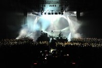 写真は10月2日の幕張イベントホール公演の様子。