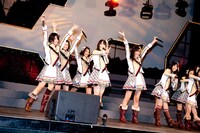 「1,2,3,4、ヨロシク！」を披露中のSKE48。