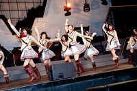 「1,2,3,4、ヨロシク！」を披露中のSKE48。