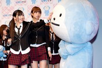 ひかりカエサルとじゃれ合う渡辺麻友（写真左）。